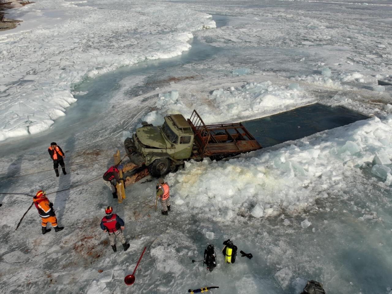 Хөвсгөл нууранд живсэн ачааны автомашиныг 23 метрийн гүнээс татан гаргалаа
