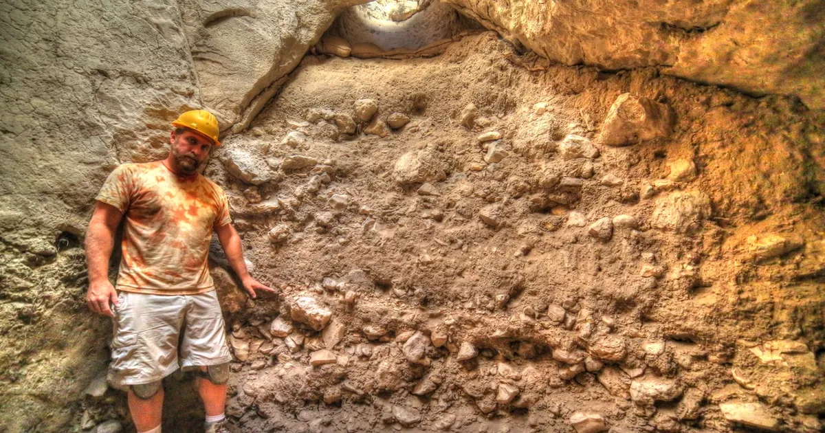 Израилийн эртний Азека хотоос нярай хүүхдүүдийн бөөнөөр оршуулсан газар олдов