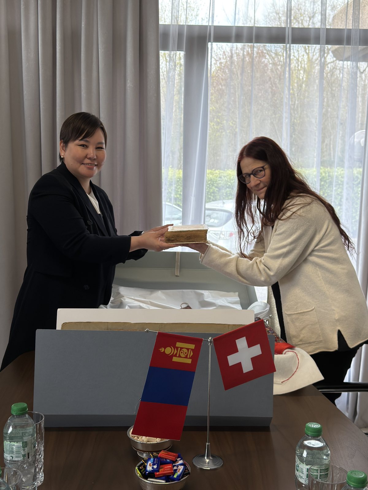 Монголын эртний хоёр бичвэрийг эх оронд нь буцаан шилжүүллээ