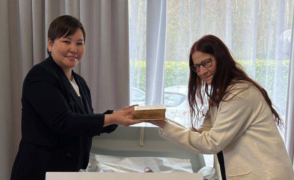 Монголын эртний хоёр бичвэрийг эх оронд нь буцаан шилжүүллээ