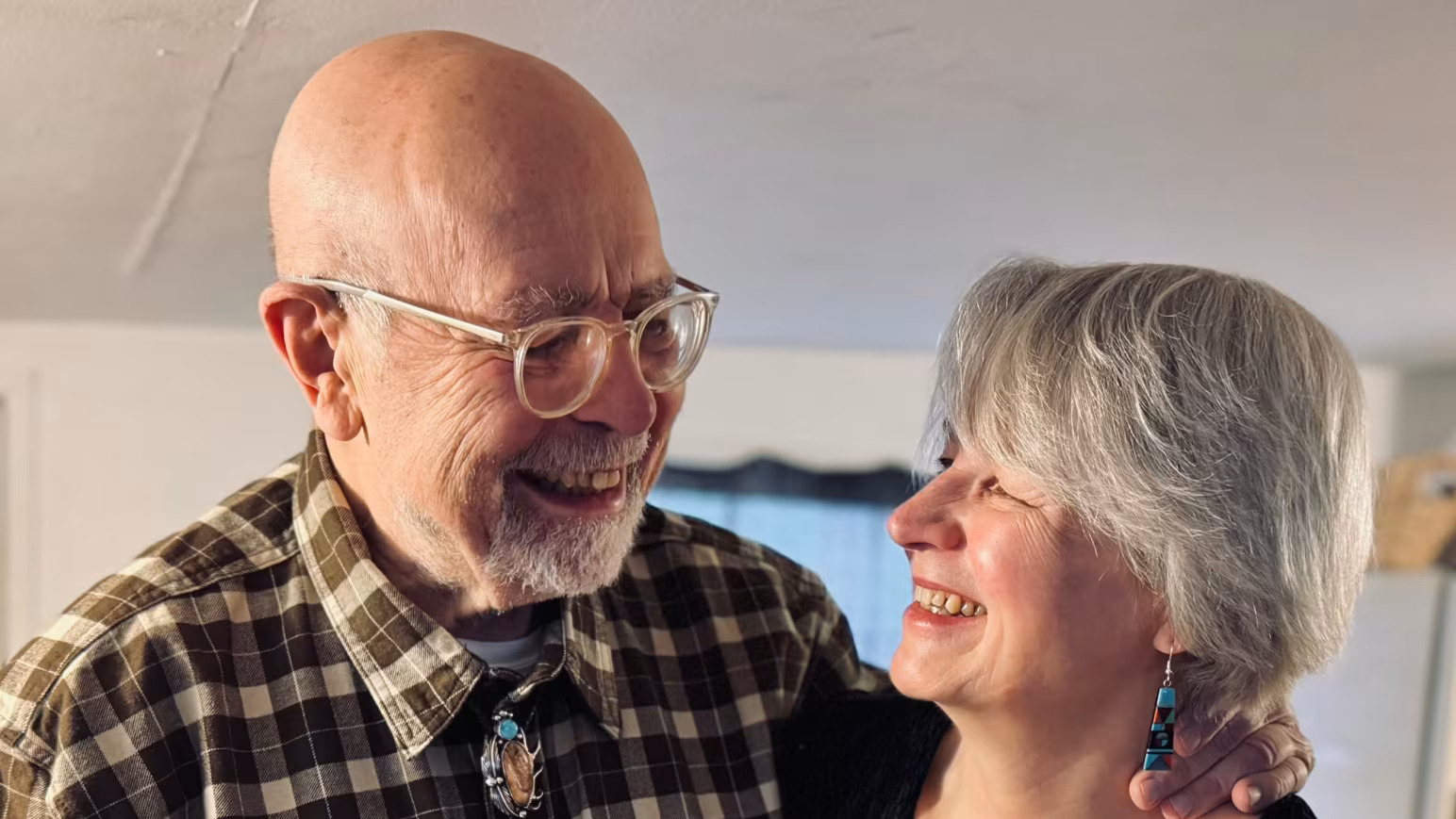 Интернетээр аяллын хөтөч хайсан америк зохиолч польш бүсгүйтэй гэрлэсэн түүх