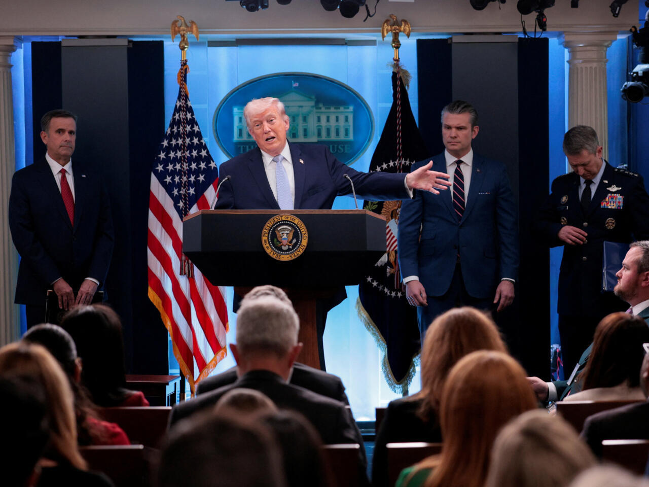 Дональд Трамп Иранд дахин эцсийн хугацаа зааж дэд бүтцийг нь устгана гэв