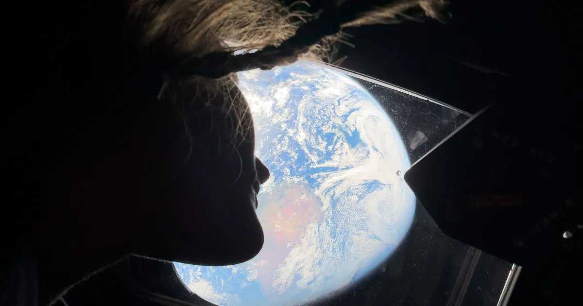 NASA-гийн Artemis II хөлгийн баг хүн төрөлхтний сансарт аялсан хамгийн алс цэгийн рекордыг тогтоолоо