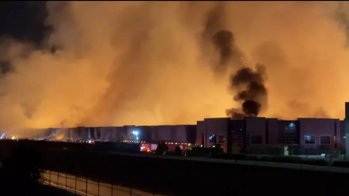 Калифорнид Kimberly-Clark компанийн агуулах шатаж цаасан бүтээгдэхүүний хомсдол үүсэх эрсдэл үүсжээ