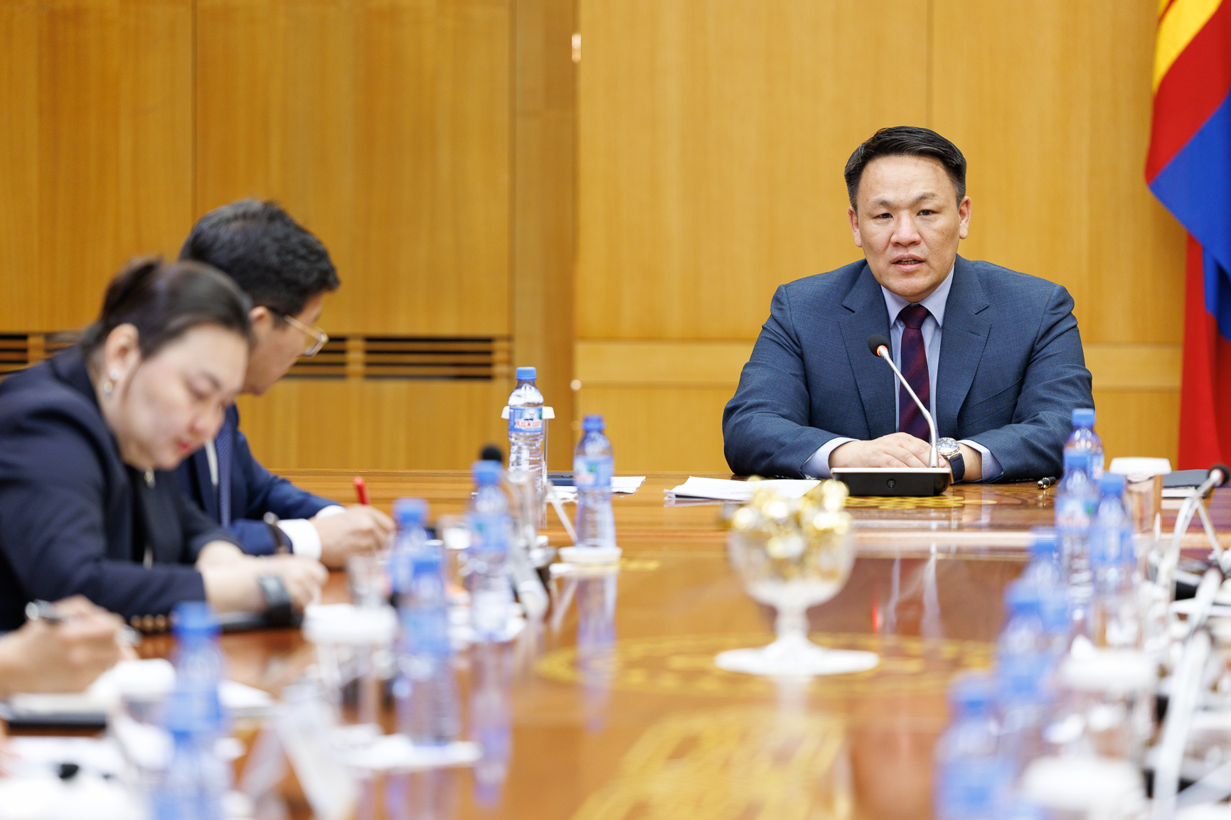 Эдийн засгийг зөвшөөрөл, лицензүүдээс хувийн хэвшлийг төрийн хэт оролцоо, хүнд суртлаас чөлөөлнө