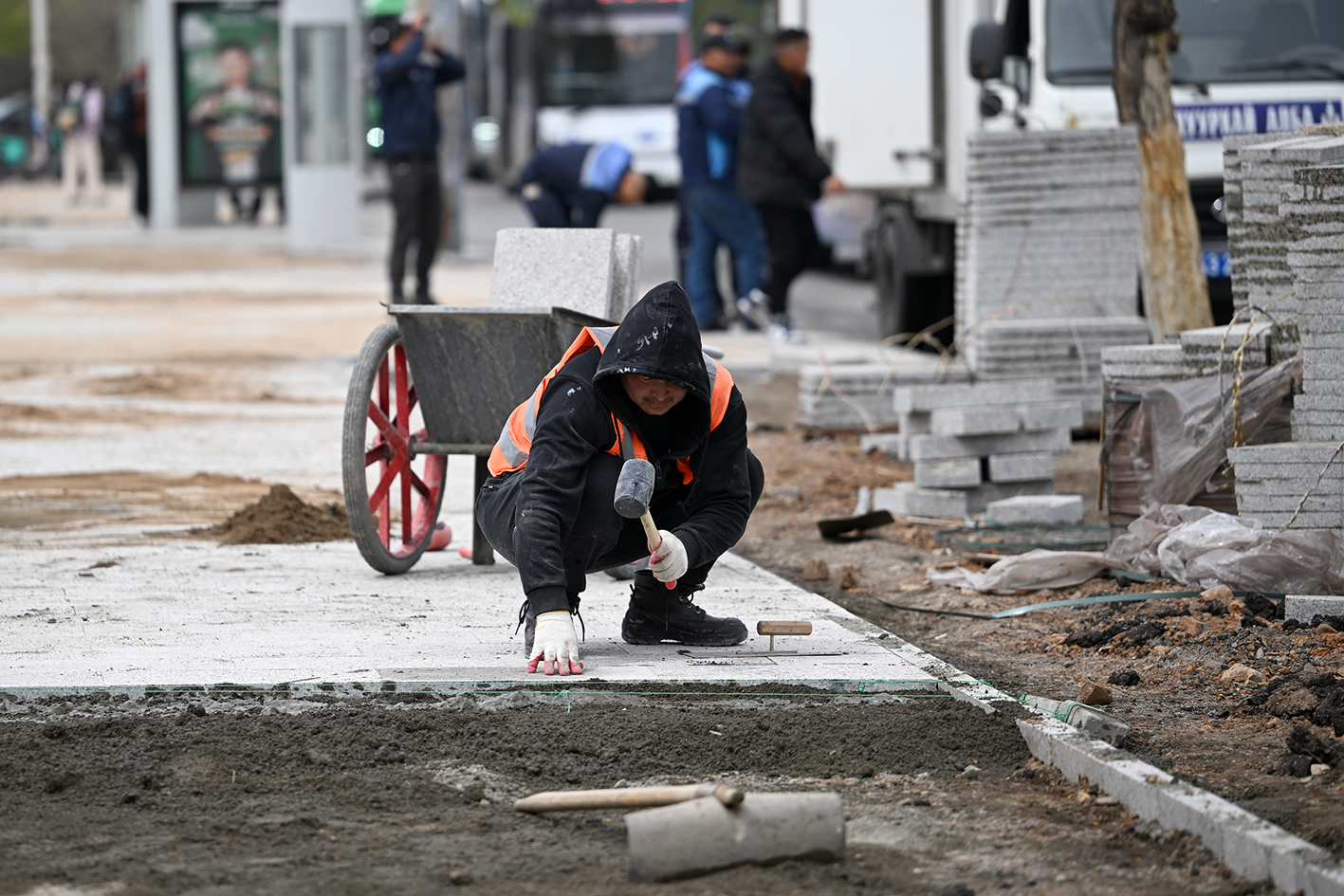 Явган хүний зам шинэчлэх ажил үргэлжилж байна