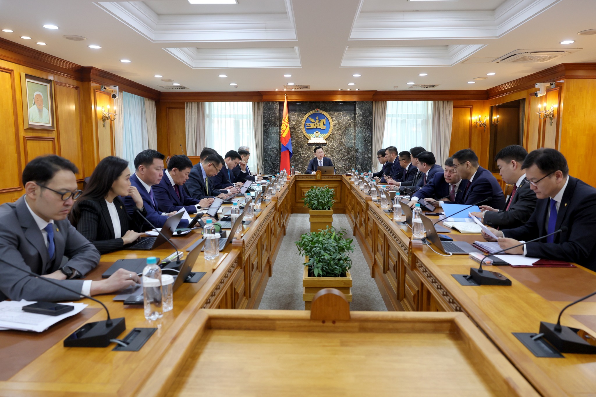 Эрүүл мэндийн салбарынхны цалингийн тогтолцоог цэгцлэх асуудлыг хэлэлцэж байна