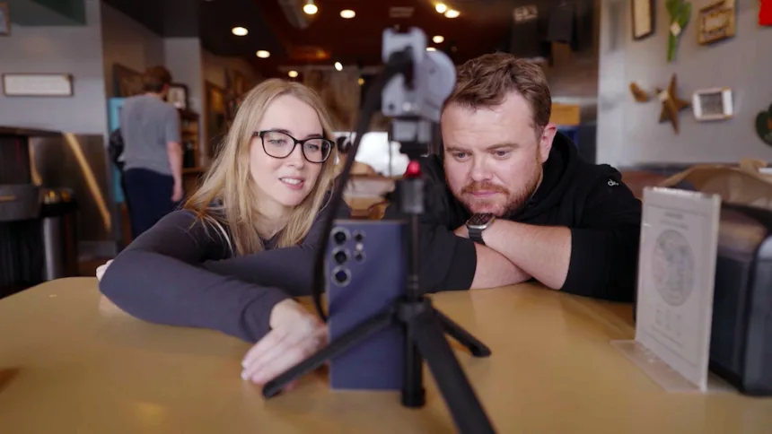 Дөрвөн жилийн турш амьдралынхаа хором мөч бүрийг тасралтгүй шууд дамжуулж буй эмэгтэй