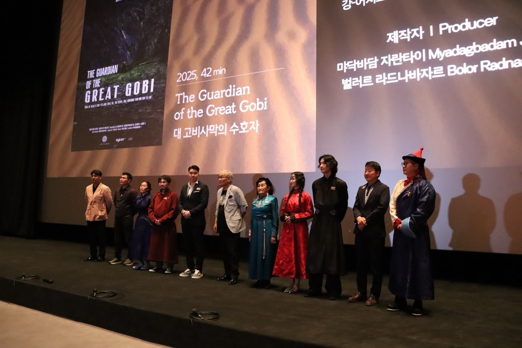 Солонгосын хэвлэлд: "Их говийн манаач" кино Пусанд нээлтээ хийж, үзэгчидтэй чөлөөт яриа өрнүүллээ