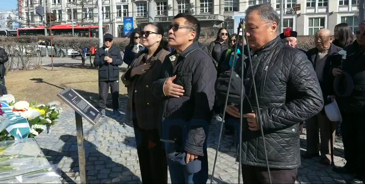 🔴ИЗНН-ын удирдлагууд С.Зориг агсны хөшөөнд цэцэг өргөж, хүндэтгэл үзүүллээ