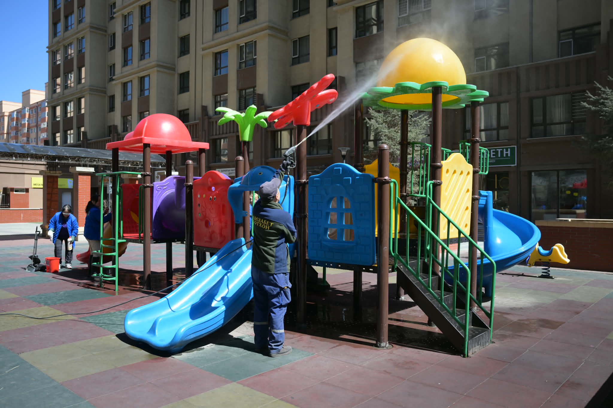 Нийслэлийн хэмжээнд 1830 хүүхдийн тоглоомын талбайг цэвэрлэж, засварлаж байна