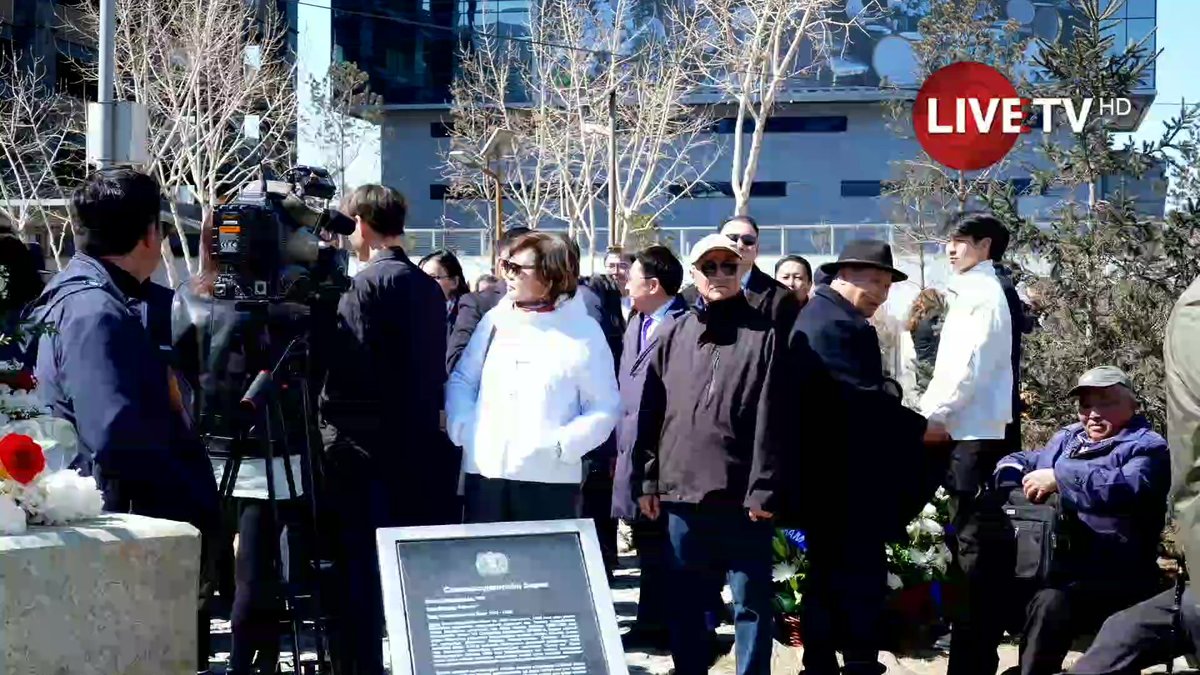 🔴Төр, нийгмийн нэрт зүтгэлтэн С.Зориг агсны хөшөөнд Ардчилсан намын удирдлагууд хүндэтгэл үзүүлж байна