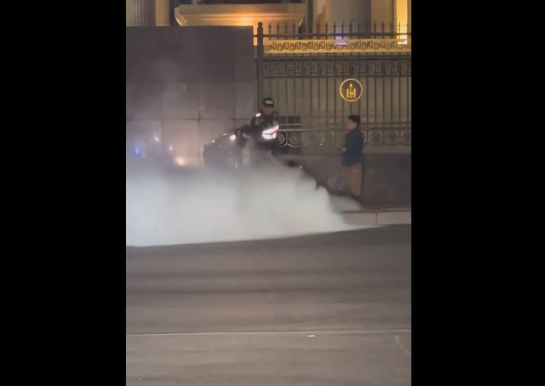 БУРУУД НҮД ХУРЦ: Хүүхдээ дагуулсан согтуу иргэн Төрийн ордны хажууд өөрийгөө шатаах үйлдэл хийжээ