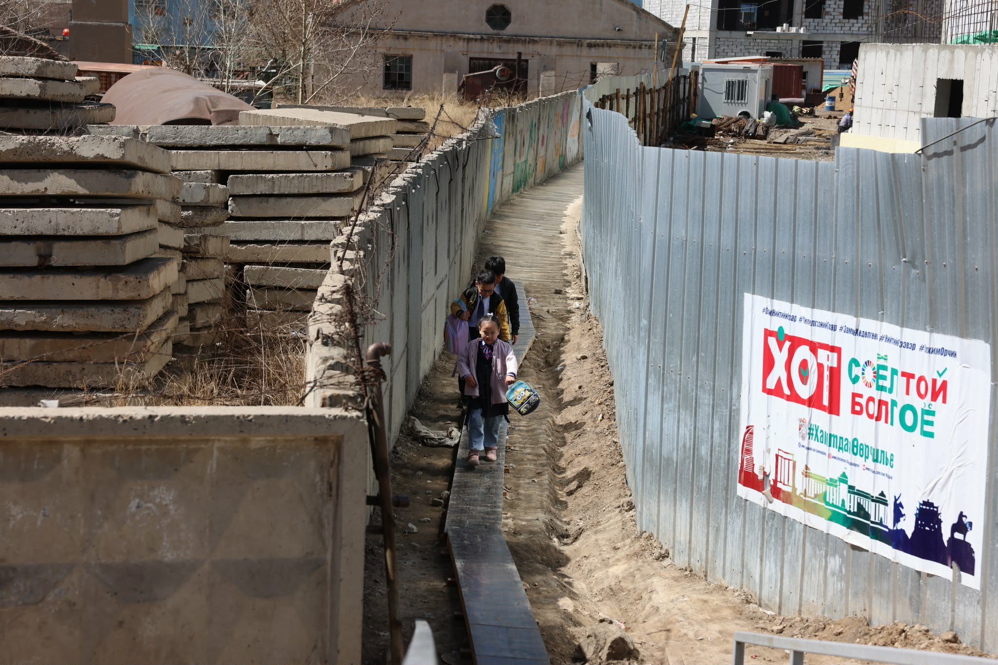 Нийтийн эзэмшлийн талбайг хашаалж, явган хүний замыг хаасан зөрчлийг 14 хоногт арилгуулах мэдэгдэл хүргүүлжээ