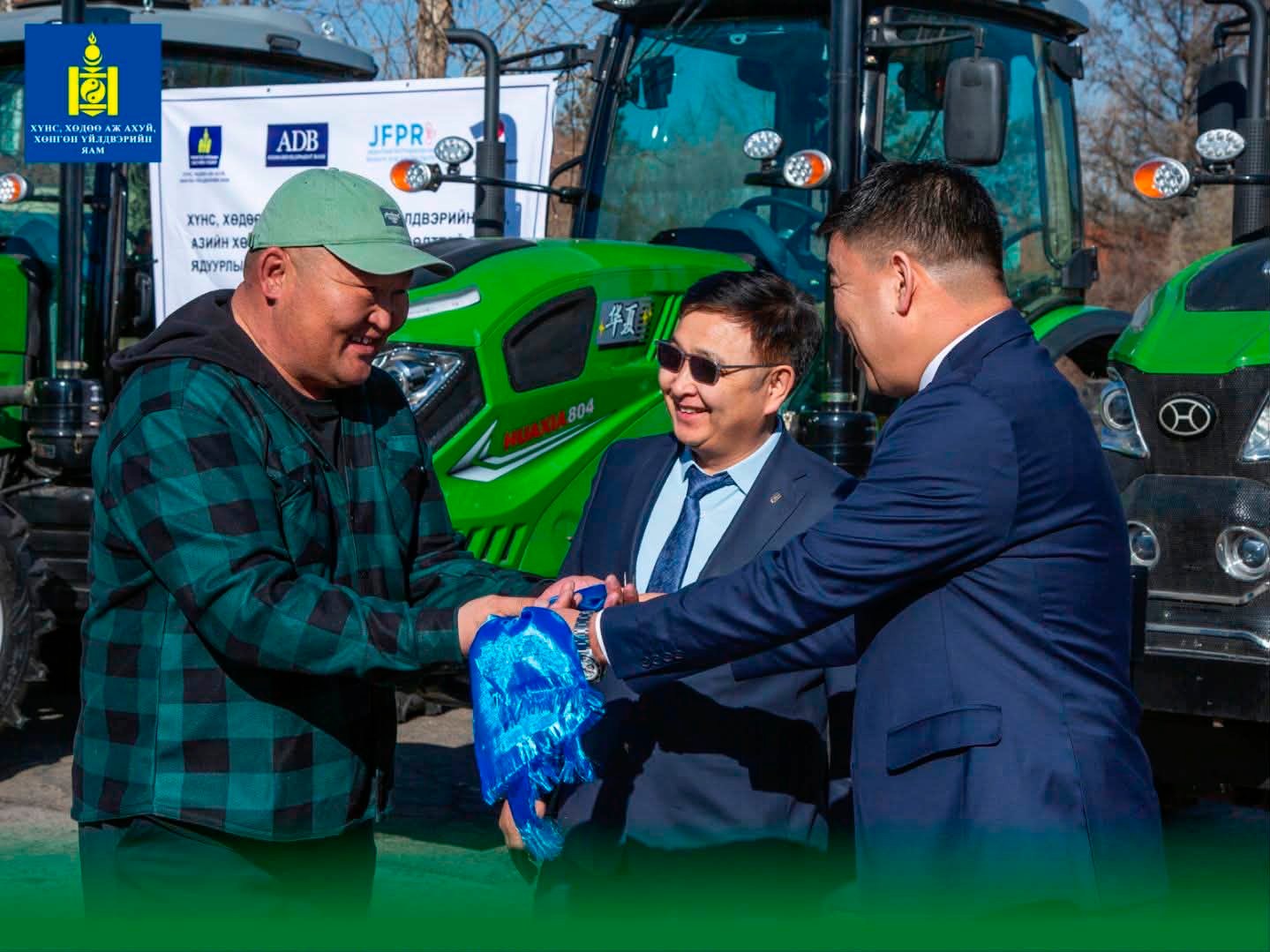 Усалгаатай хөдөө аж ахуйг дэмжиж ногоочдод трактор, дагалдах хэрэгсийг гардуулжээ