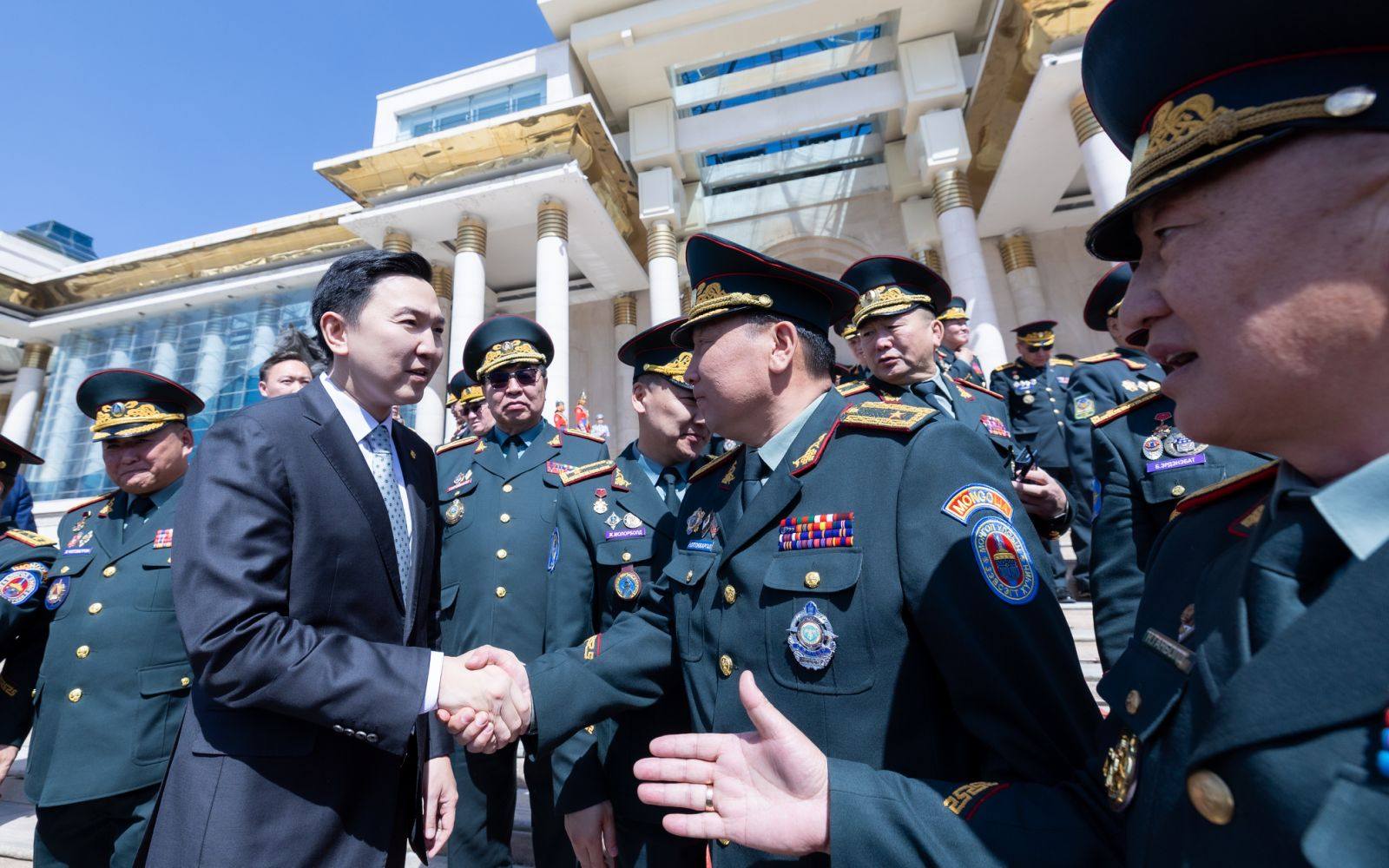 Ерөнхий сайд Н.Учрал генералуудад хүндэтгэл үзүүллээ