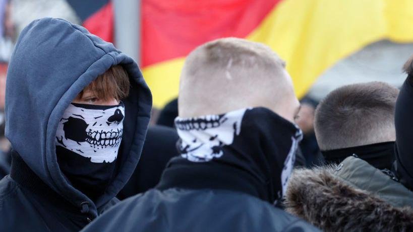 Германы цагдаа нар неонацист залуучуудын бүлэглэлийн эсрэг томоохон ажиллагаа явуулжээ