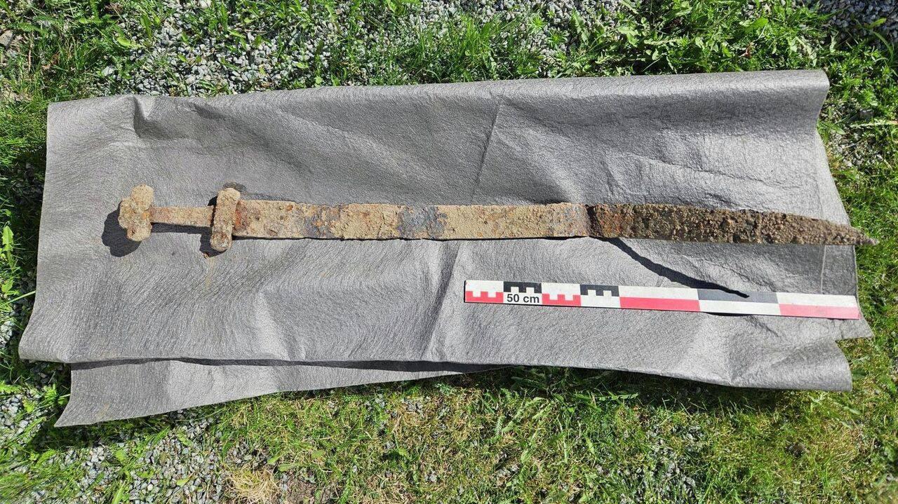 Норвегийн зургаан настай хүү 1300 жилийн настай эртний сэлэм олжээ