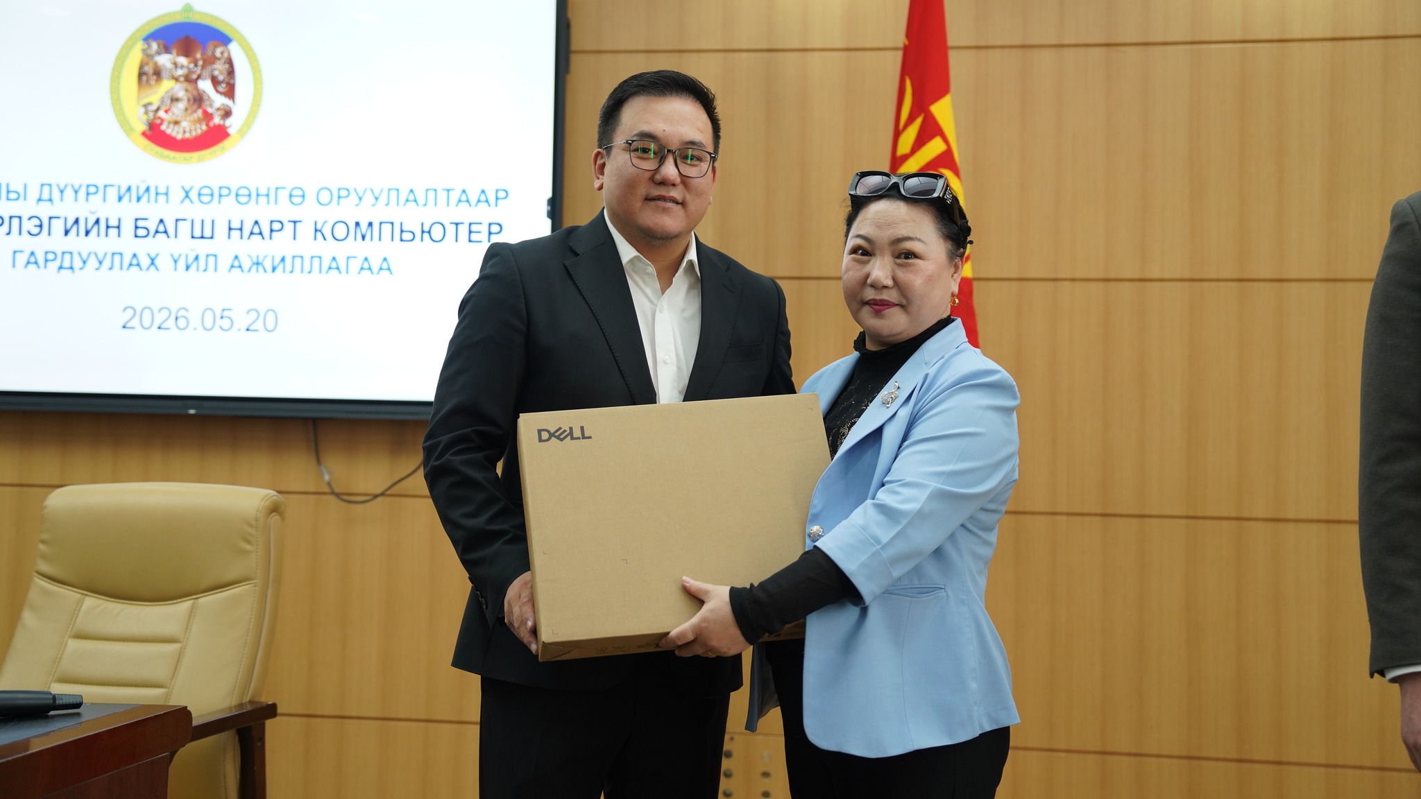 Төрийн өмчит 36 цэцэрлэгт багшийн компьютер гардуулжээ