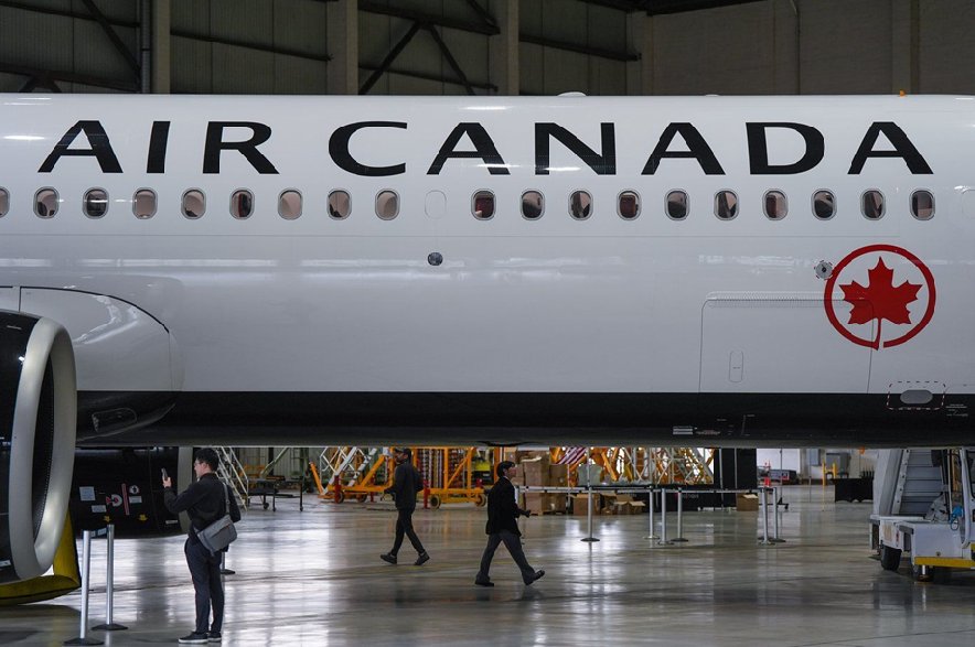 Air Canada компанийн нисгэгч 17 жил хуурамч үнэмлэхээр нислэг үйлджээ