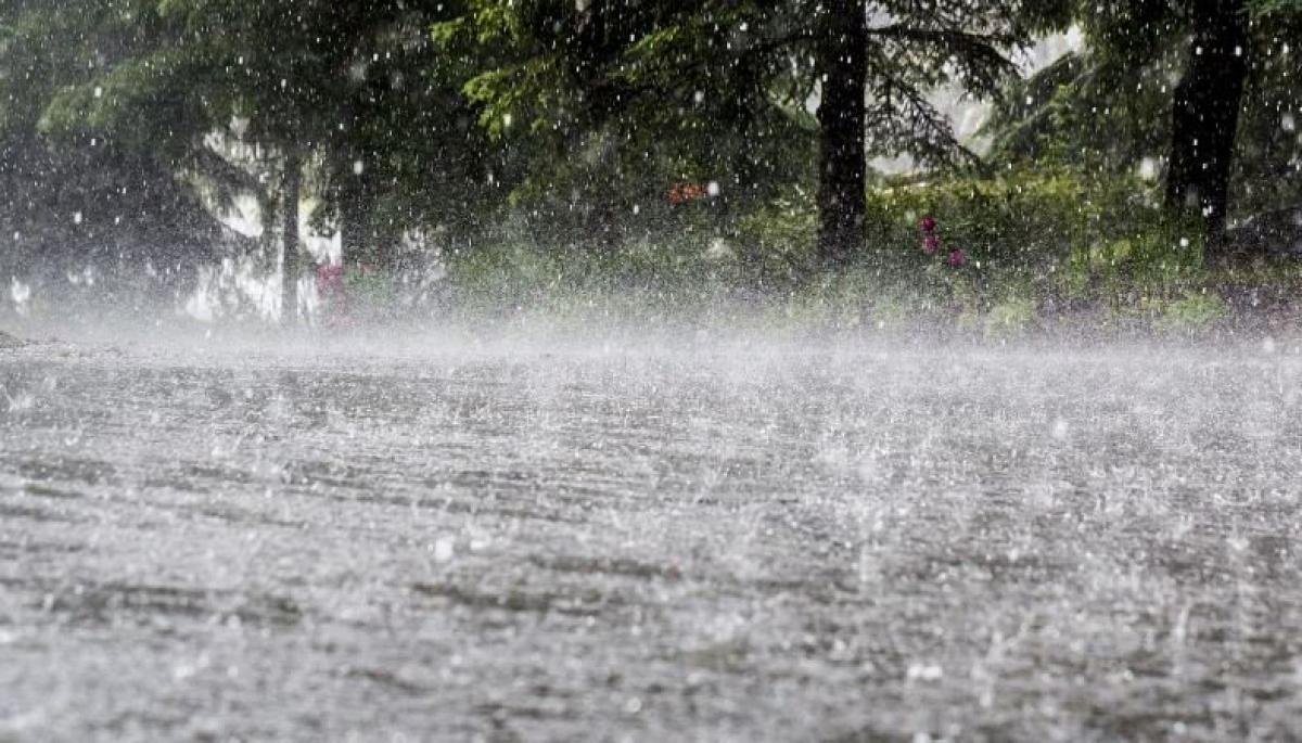 Дуу цахилгаантай бага зэргийн аадар бороо орно