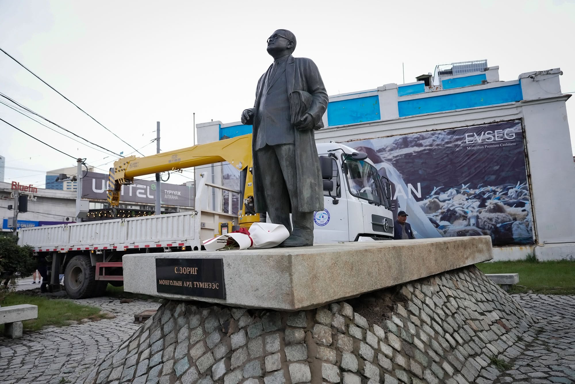 Төр, нийгмийн нэрт зүтгэлтэн С.Зоригийн хөшөөг буцаан байрлууллаа