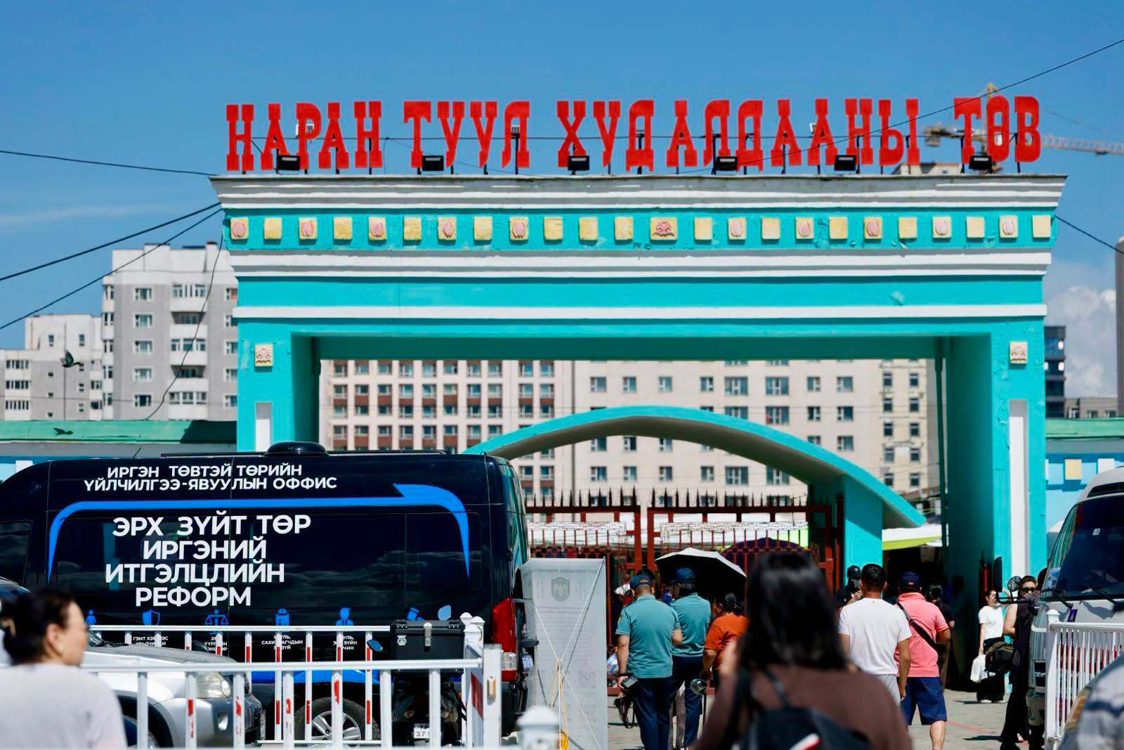ХЗДХЯ-ны “Явуулын оффис” Нарантуул худалдааны төвд ажиллаж, иргэдэд үйлчилгээ үзүүллээ
