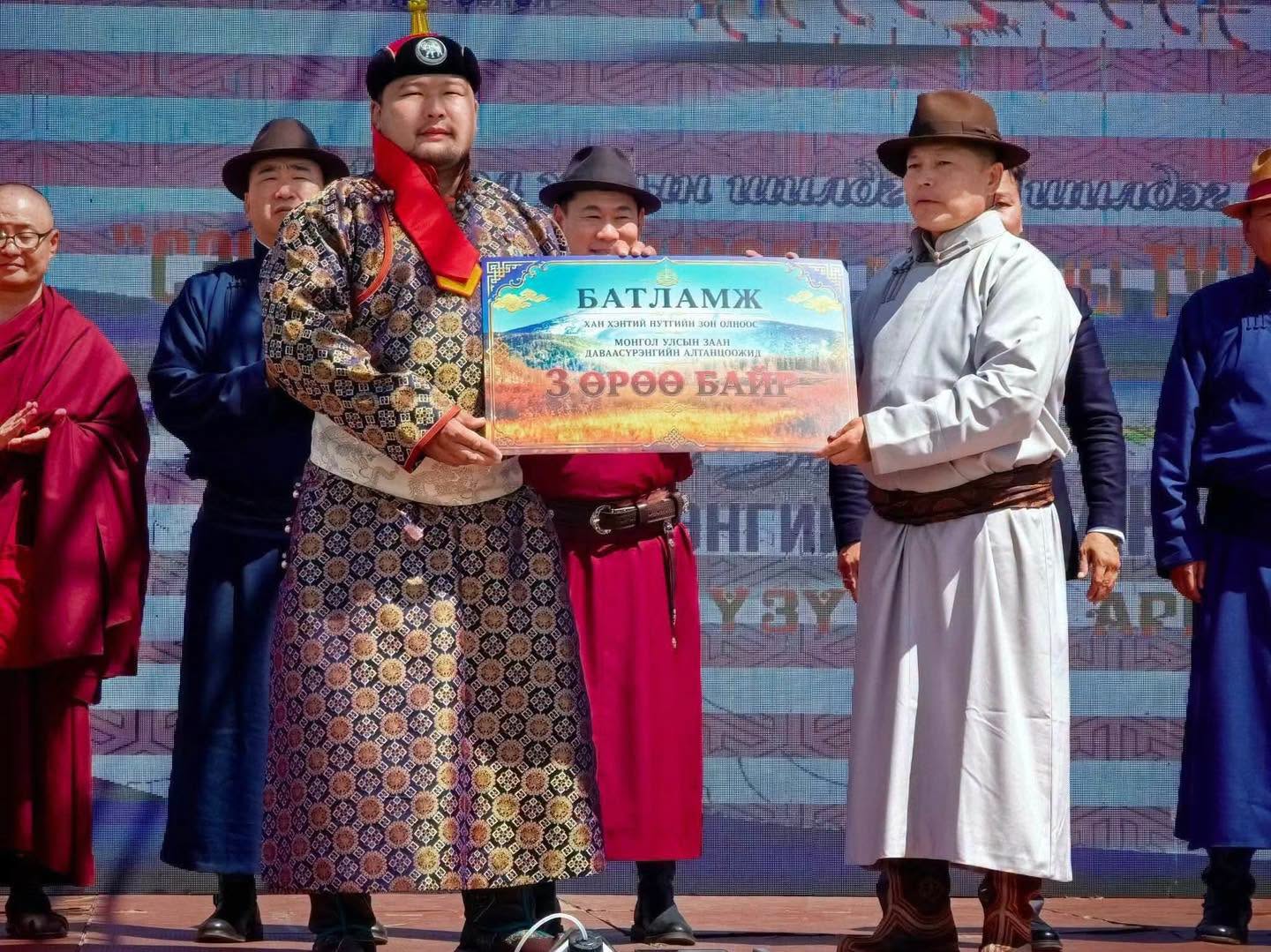 Хотын дарга асан Х.Нямбаатар улсын заан Д.Алтанцоожид хүндэтгэл үзүүлэх наадамд оролцлоо