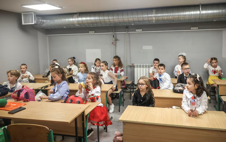Украинчууд хичээлийн шинэ жилээ бөмбөгдөлтөөс хамгаалах хоргодох байранд эхлүүллээ