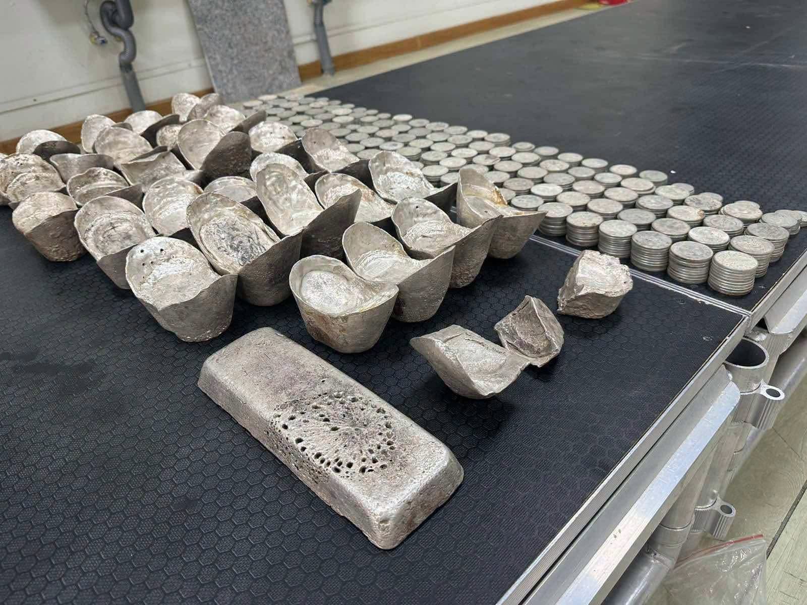 Зөвшөөрөлгүй хадгалсан 1185 ширхэг мөнгөн зоос, 29 ширхэг мөнгөн ембүүг хураан авчээ