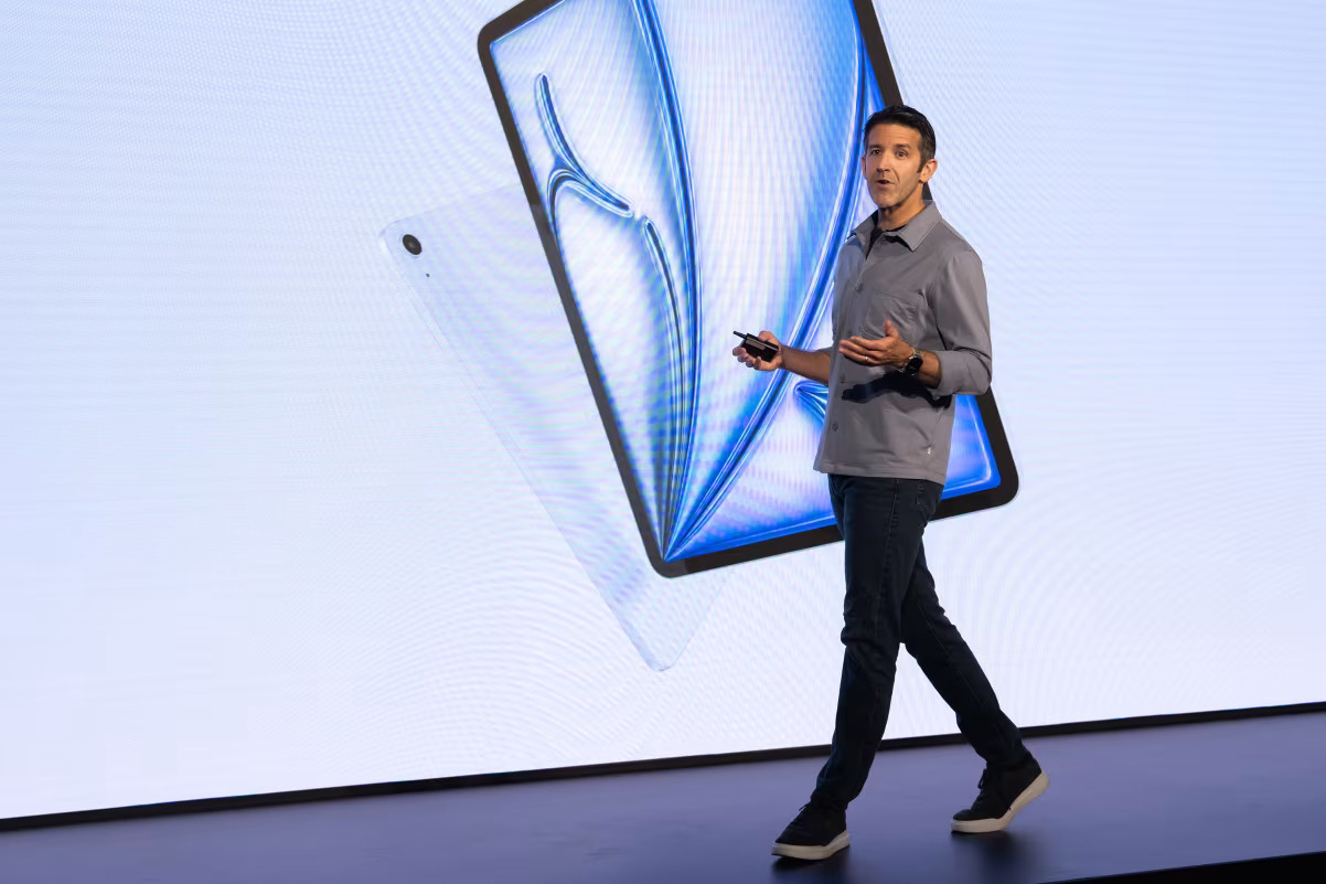 "Apple" компанийг Жон Тернус удирдаж эхэллээ