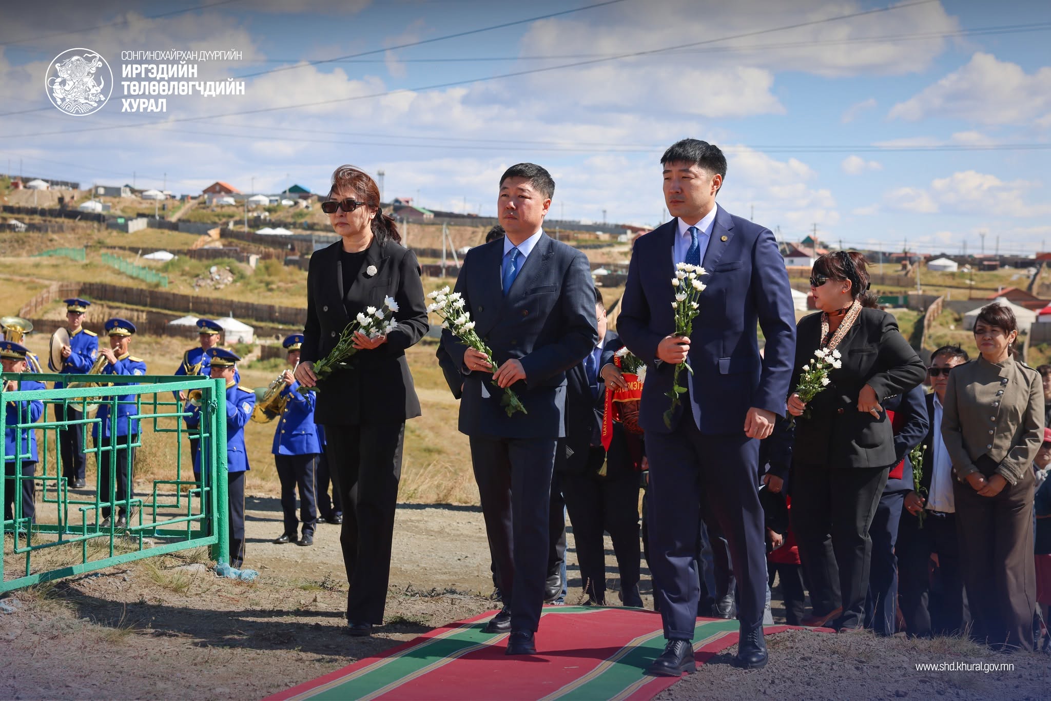 Улс төрийн хилс хэрэгт хэлмэгдэгсдийн дурсгалыг хүндэтгэж, цэцэг өргөлөө