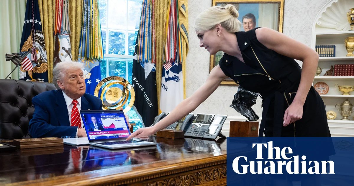 Дональд Трамп туслах болон зөвлөхүүддээ их хэмжээний бэлэн мөнгө бэлэглэжээ