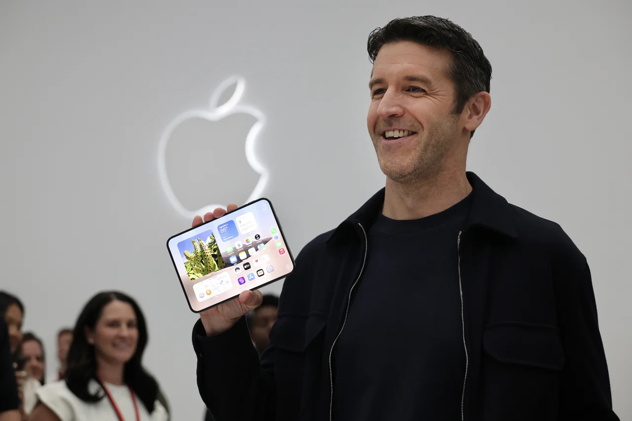 Apple компани анхны нугардаг ухаалаг утсаа танилцууллаа