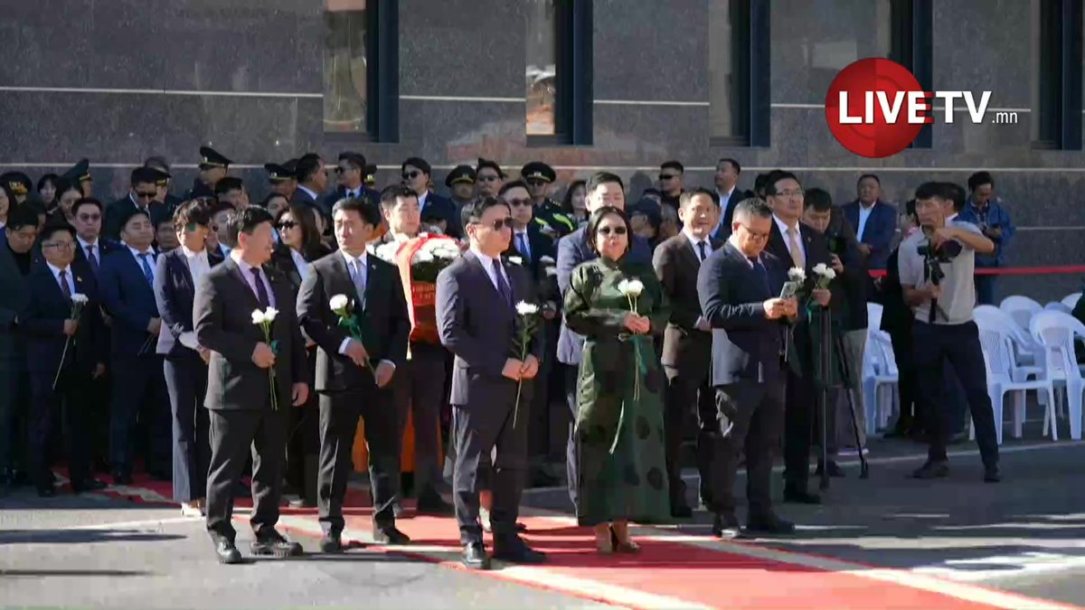 🔴Улс төрийн хилс хэрэгт хэлмэгдэгсдийн гэгээн дурсгалыг хүндэтгэсэн, цэцэг өргөх ёслол болж байна