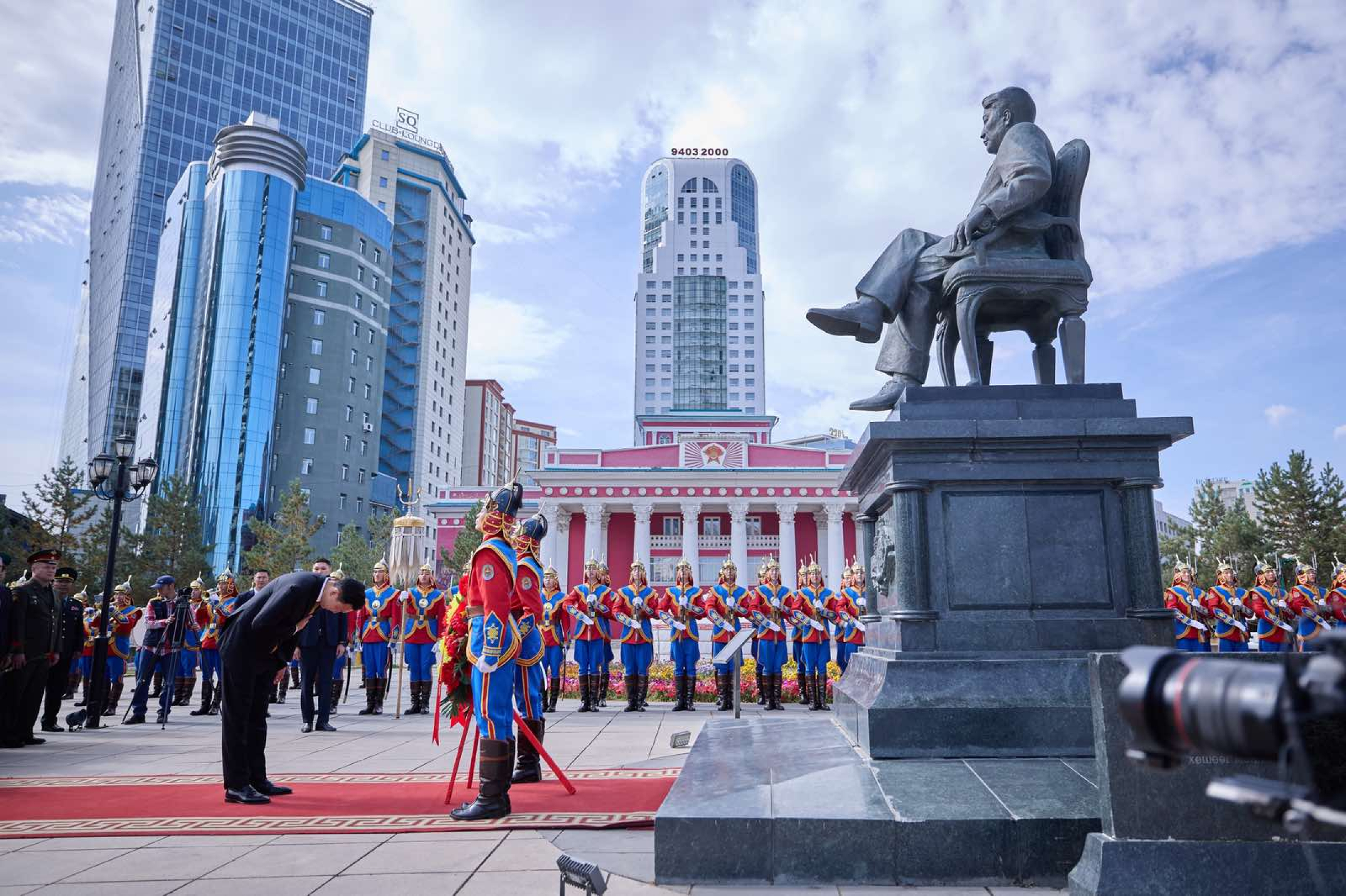 МАН-ын дарга Н.Учрал болон бусад албаны хүмүүс, төрөл төрөгсөд нь Ю.Цэдэнбалын хөшөөнд хүндэтгэл үзүүлж, цэцэг өргөлөө