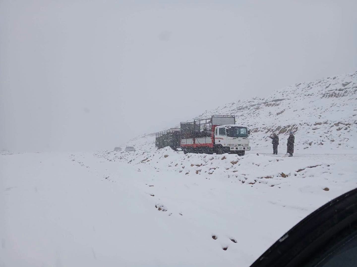 Солонготын даваанд цас орж, халтиргаа гулгаа үүсээд байна