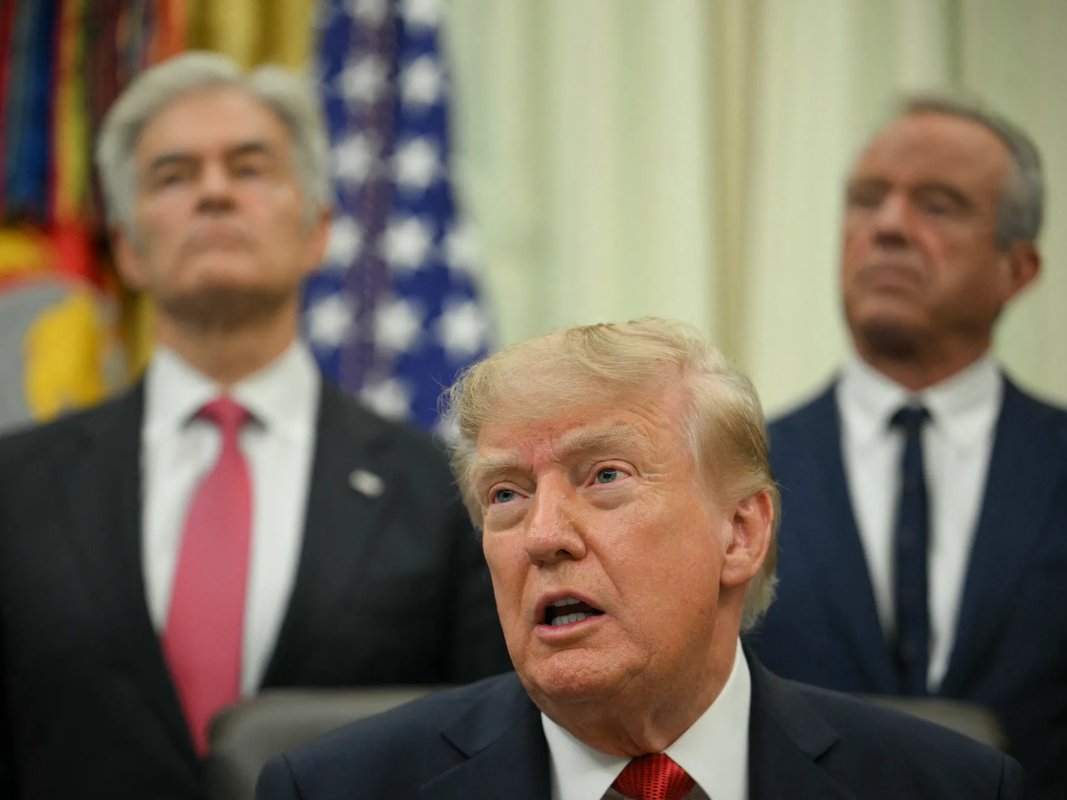 Дональд Трамп хэвлэлийн томоохон байгууллагуудыг Цагаан ордонд нэвтрэхийг хориглолоо