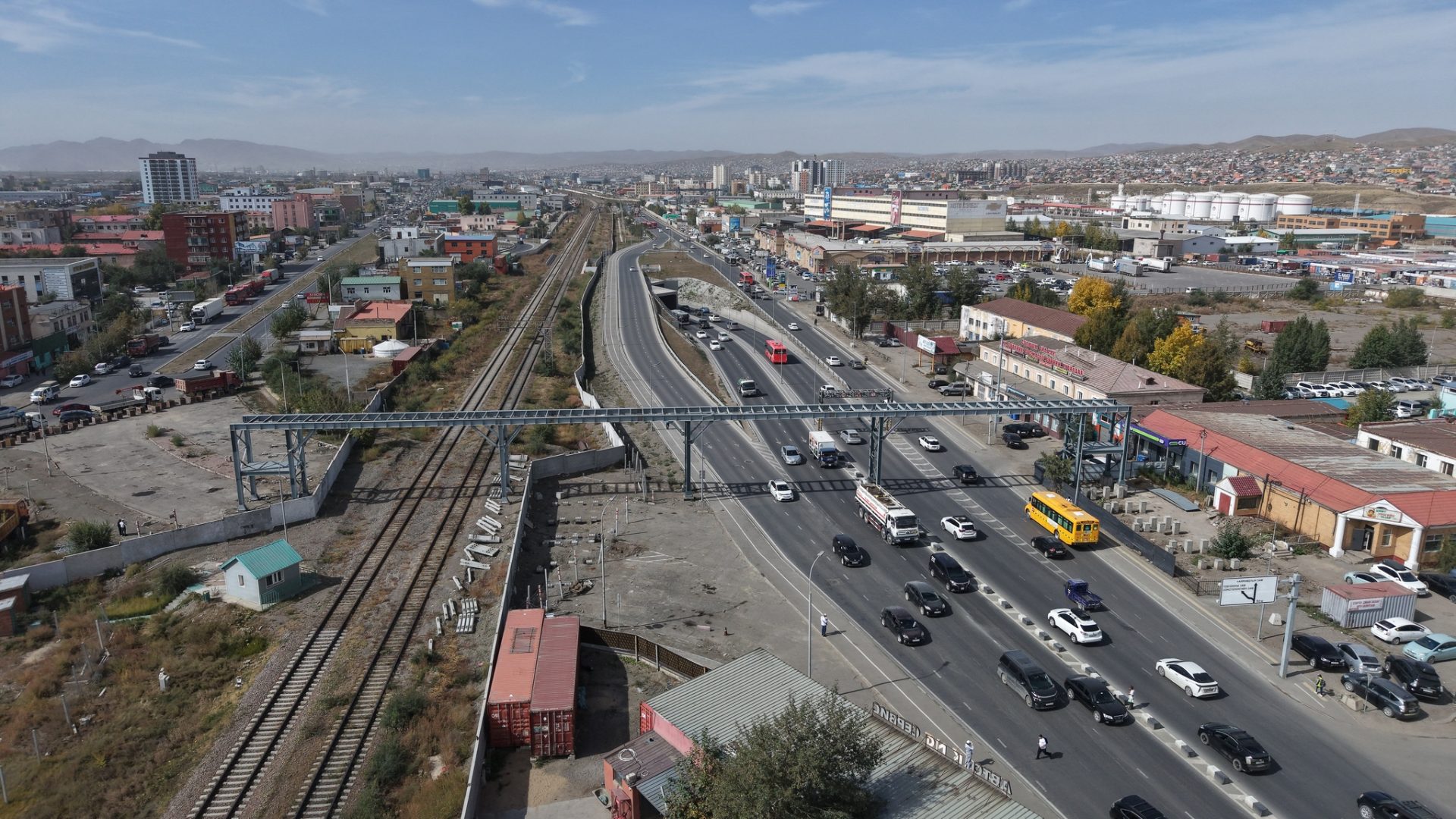 Таван шарын нүхэн гарц дээгүүр 90 метрийн урт явган хүний гүүрийн ажил хийгдэж байна