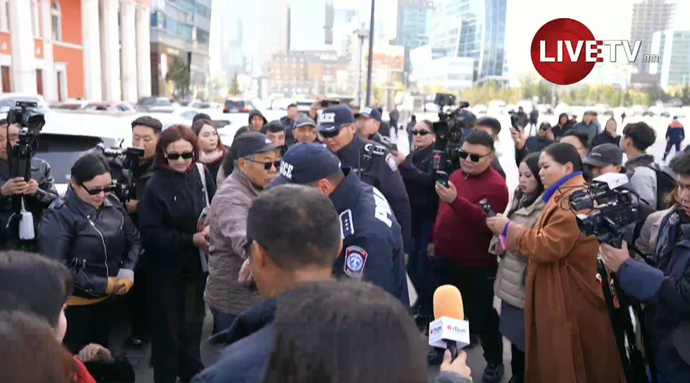 🔴Шатахууны хомстолыг эсэргүүцсэн иргэд Сүхбаатарын талбайд жагсаж эхэллээ