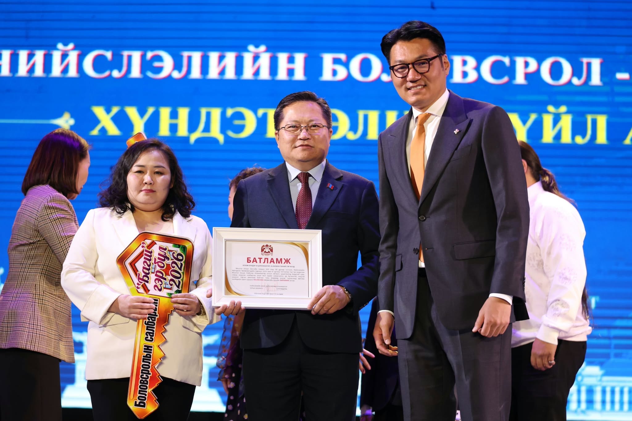Түрээслээд өмчлөх орон сууцны батламжийг есөн багшид гардуулжээ
