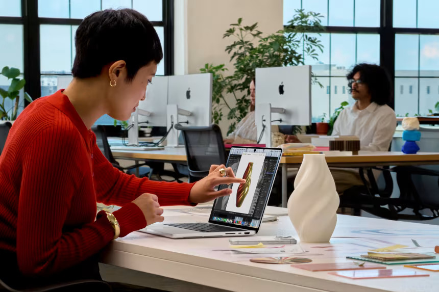 Apple түүхэндээ анх удаа мэдрэгчтэй дэлгэц бүхий MacBook Pro танилцууллаа